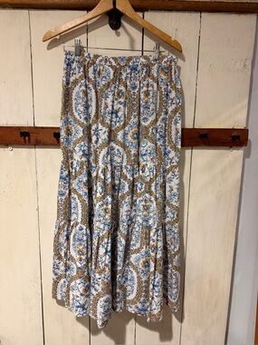 dRA Los Angeles Boho Tiered Midi Skirt in White and Blue Floral